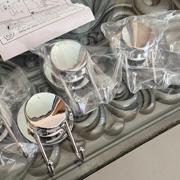 Pack of 4 Stainless Steel Silver Shower Suction Cup Hooks Set - Picture 6 of 8